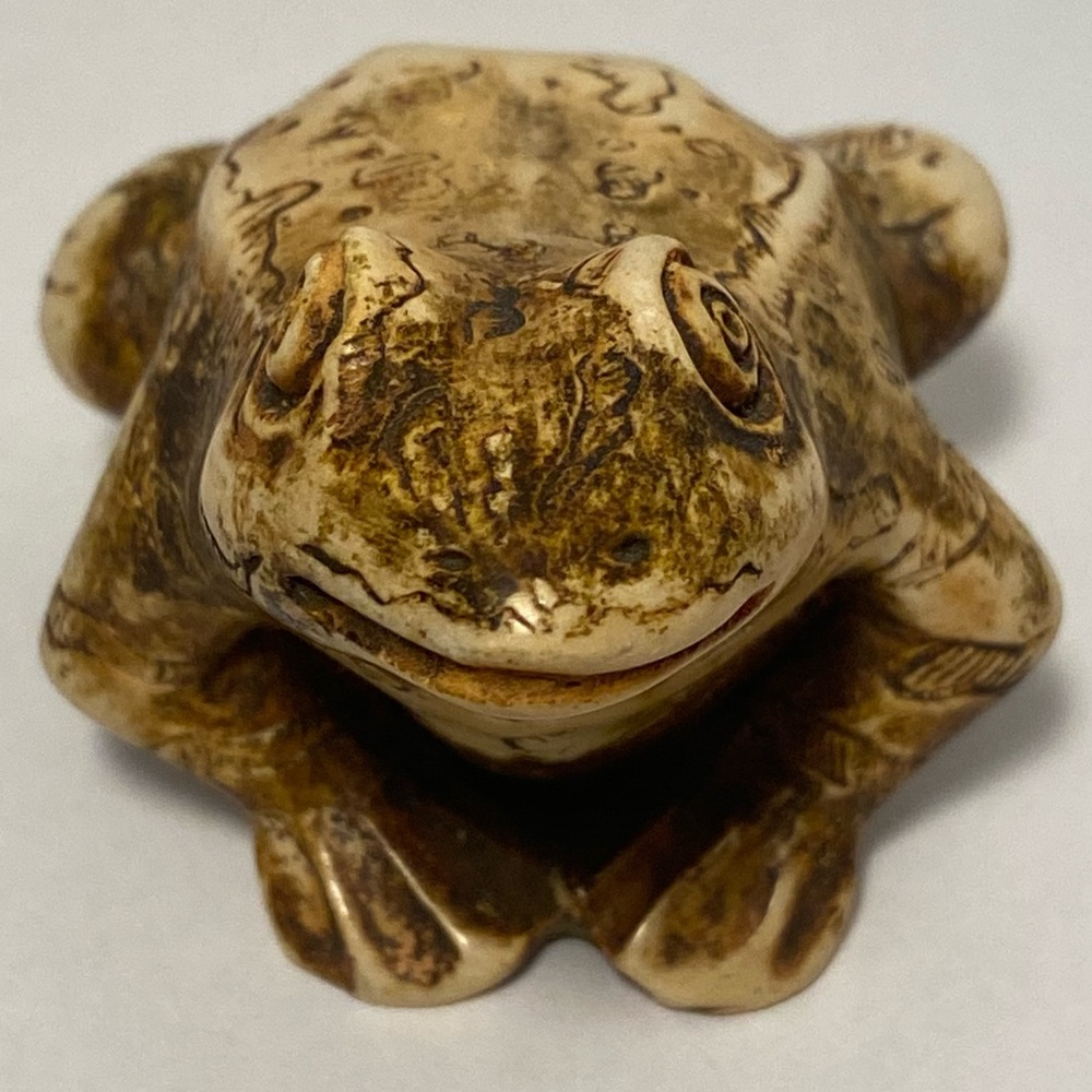 Vintage frog figurine Action made in ITALY
brown resin Frog is smiling happy MCM